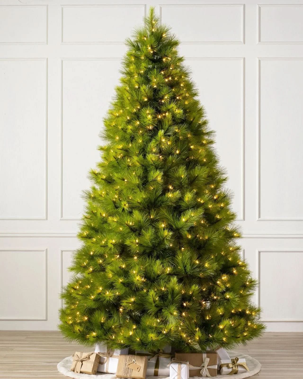 Árbol de Navidad Verde Monterey Pine con Ramas Largas, Base Metálica y Micro LEDs Integrados