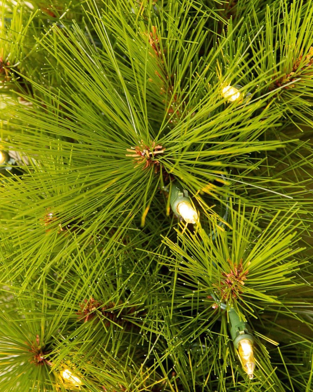 Árbol de Navidad Verde Monterey Pine con Ramas Largas, Base Metálica y Micro LEDs Integrados