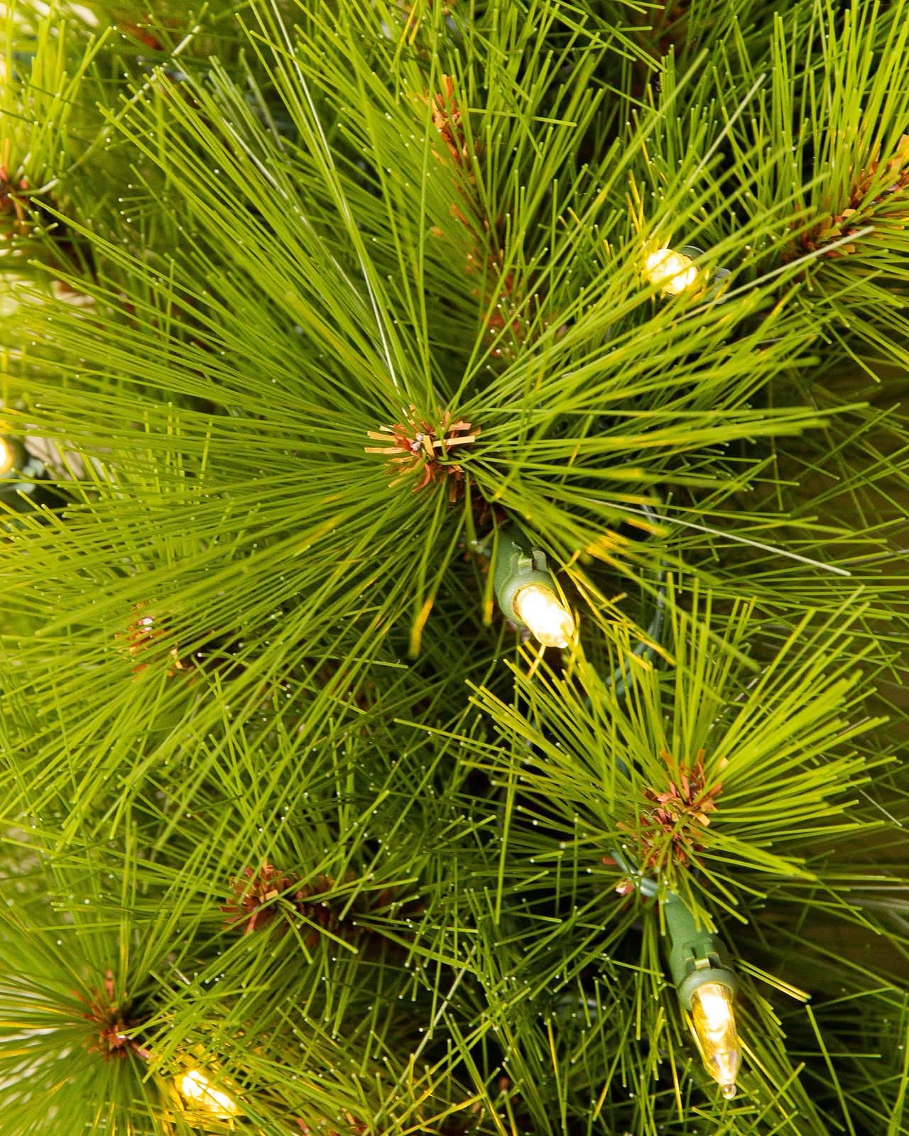 Árbol de Navidad Verde Monterey Pine con Ramas Largas, Soporte Metálico y Micro LEDs de Colores Integrados