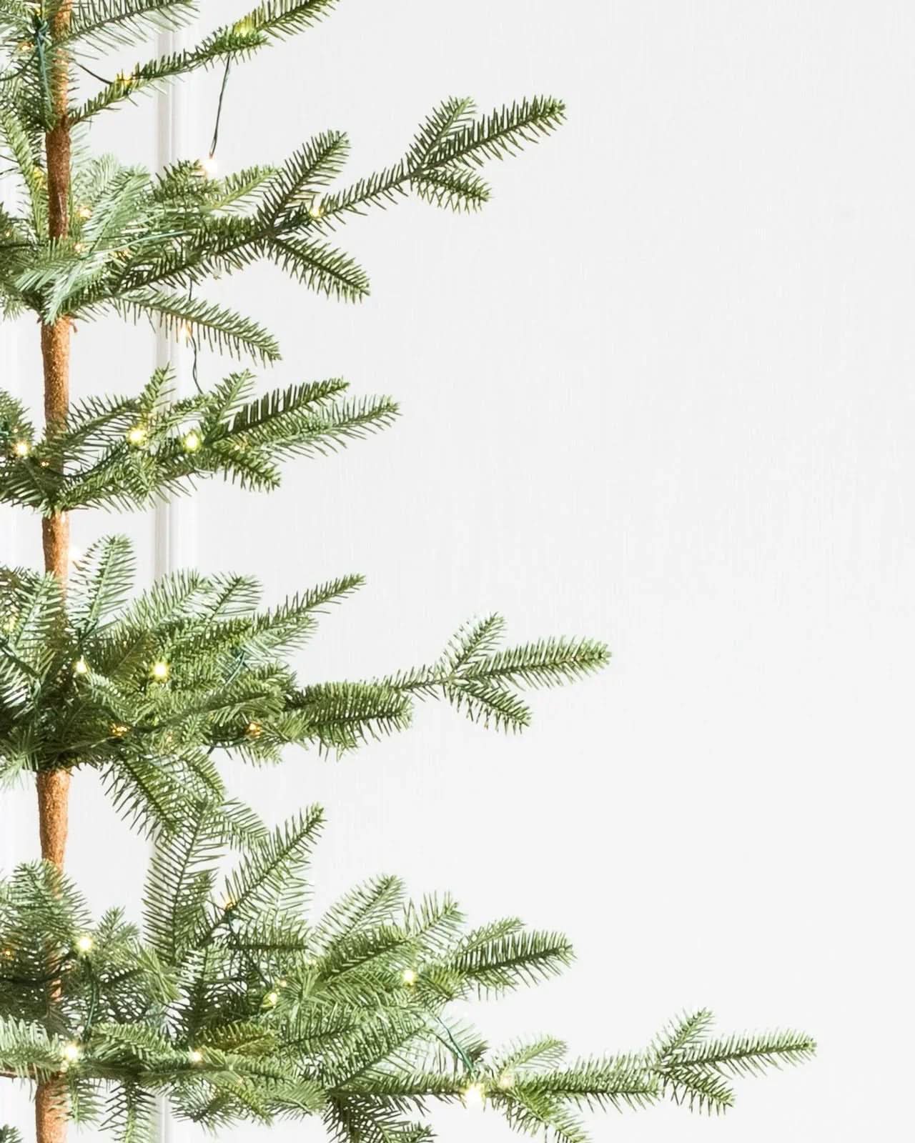 Árbol de Navidad Slim Alpine con Ramas Articuladas, Base Metálica y Micro LEDs Integrados