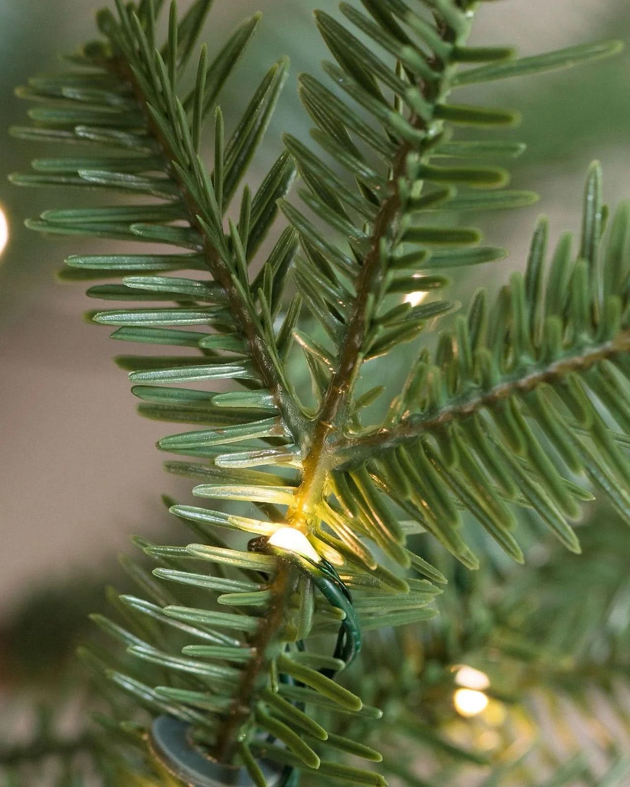 Árbol de Navidad Slim Alpine con Ramas Articuladas, Base Metálica y Micro LEDs Integrados