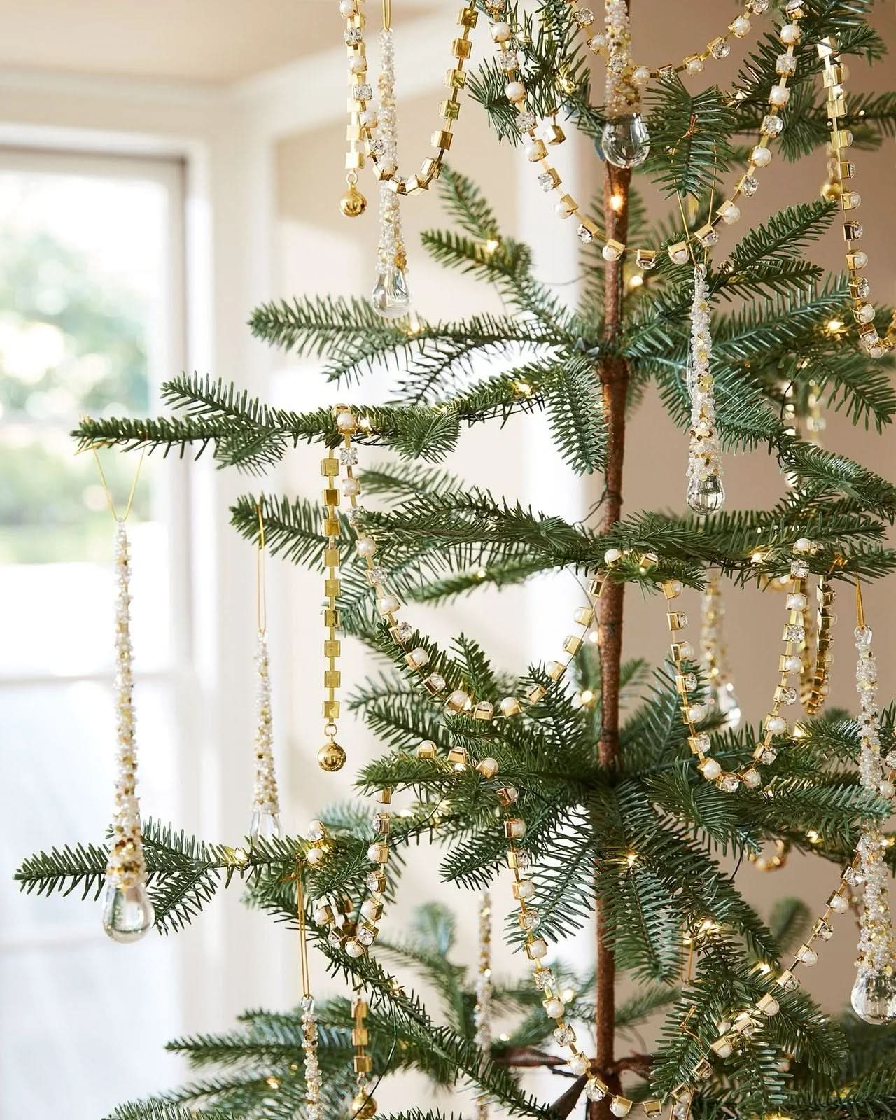 Árbol de Navidad Slim Alpine con Ramas Articuladas, Base Metálica y Micro LEDs Integrados