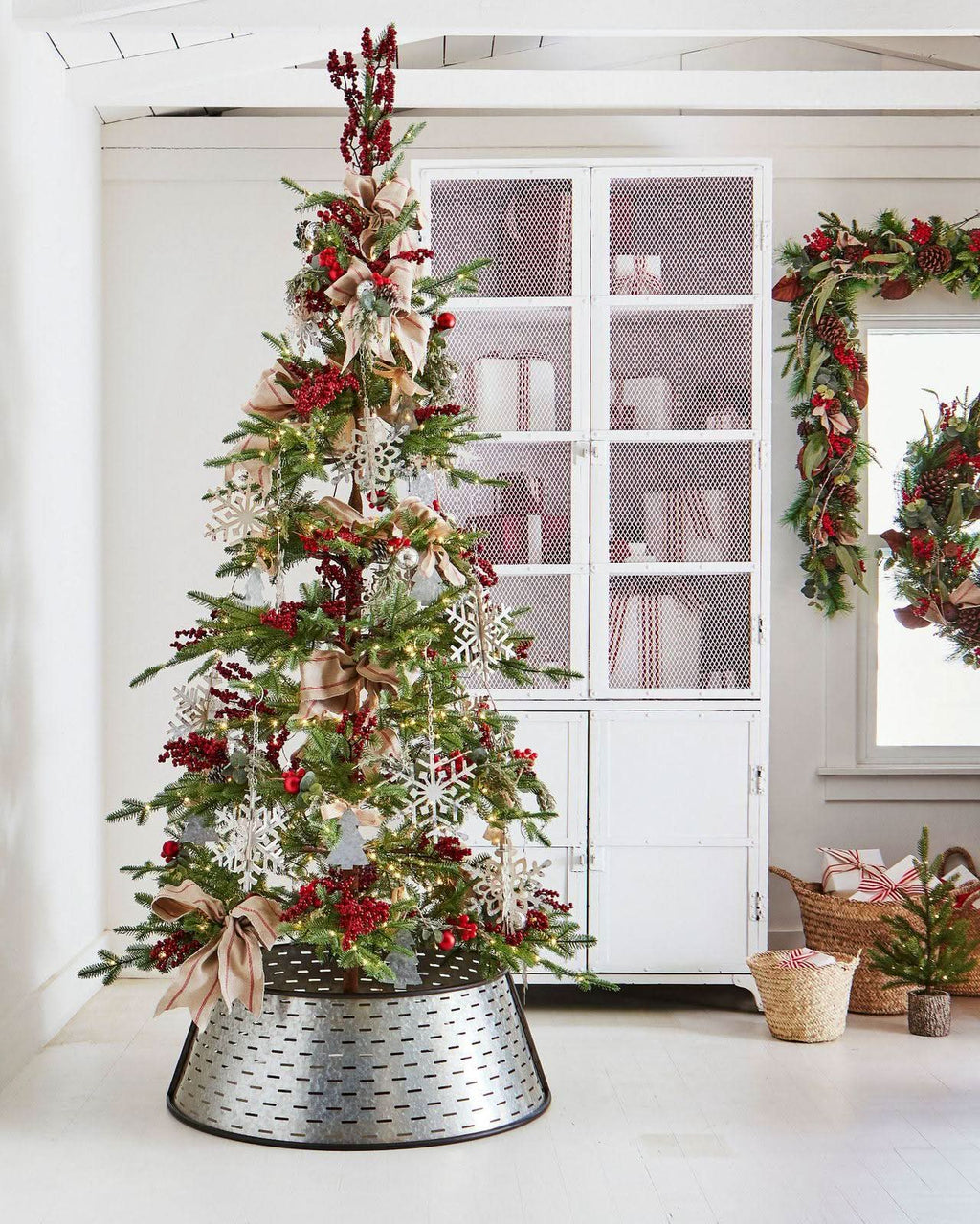Árbol de Navidad Slim Alpine con Ramas Articuladas, Base Metálica y Micro LEDs Integrados