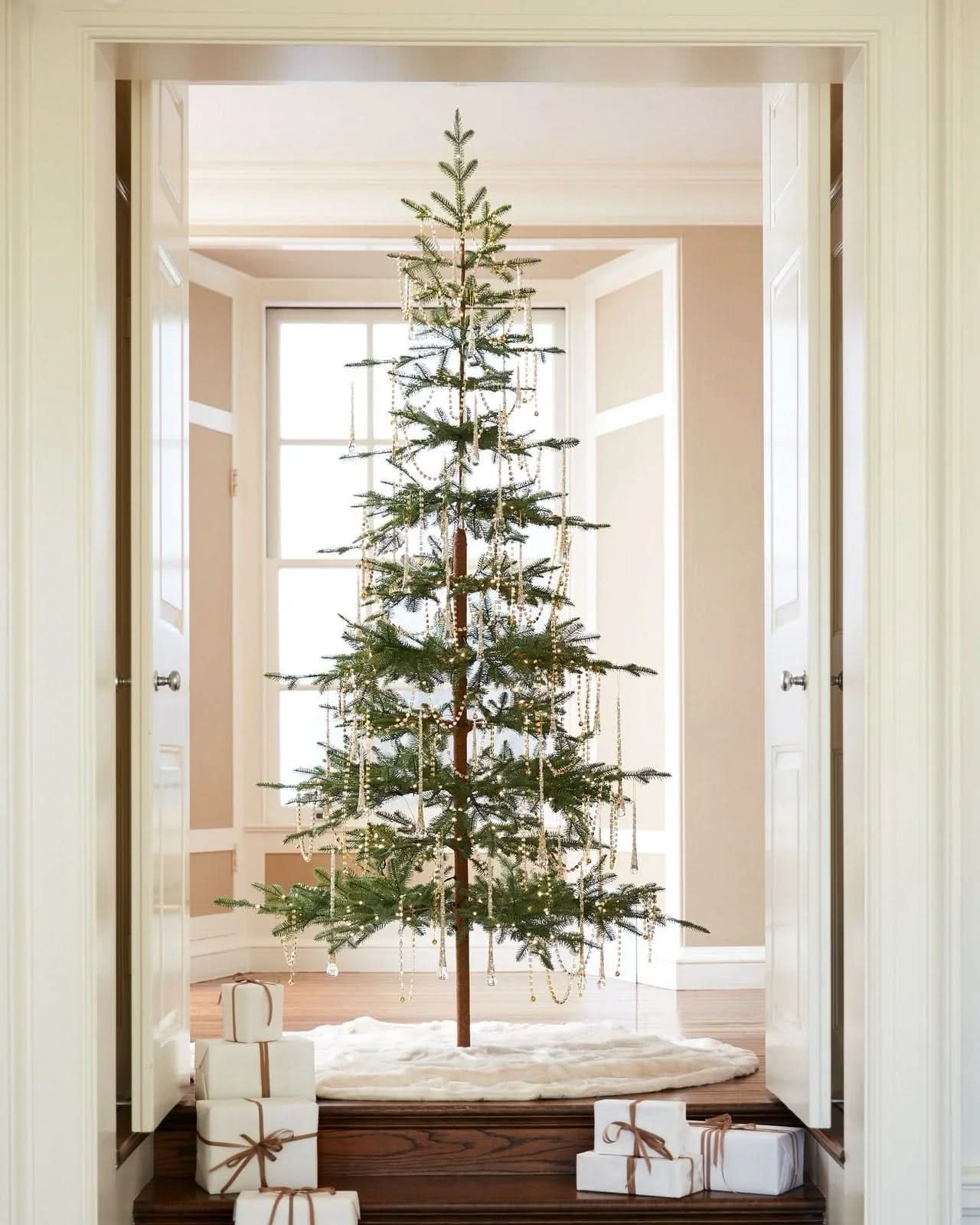 Árbol de Navidad Slim Alpine con Ramas Articuladas, Base Metálica y Micro LEDs Integrados
