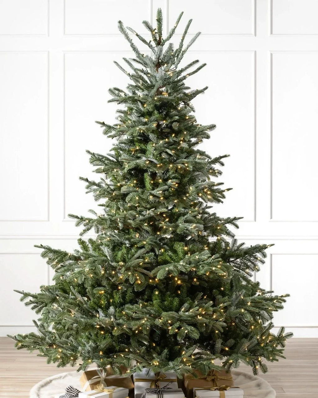 Árbol de Navidad European Fir con Ramas Articuladas, Base Metálica y Micro LEDs Integrados