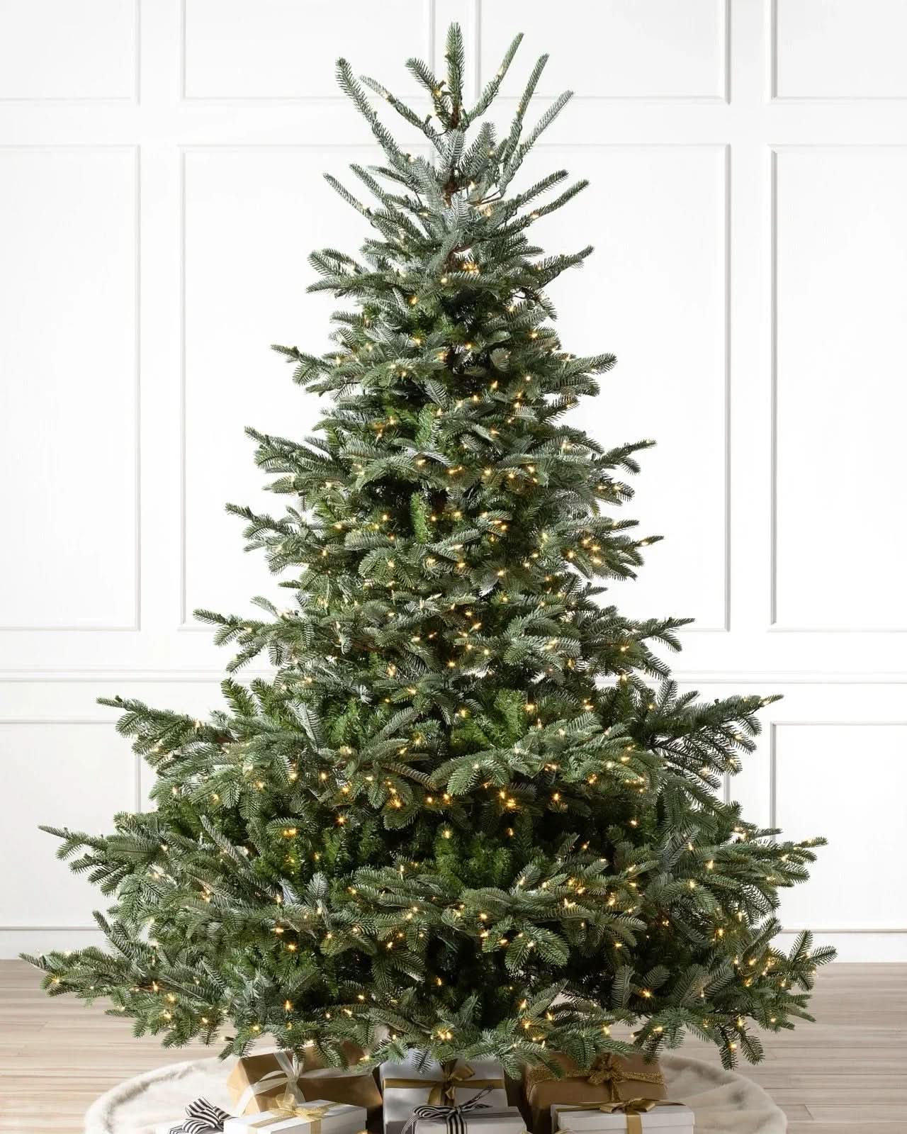 Árbol de Navidad European Fir con Ramas Articuladas, Base Metálica y Micro LEDs Integrados