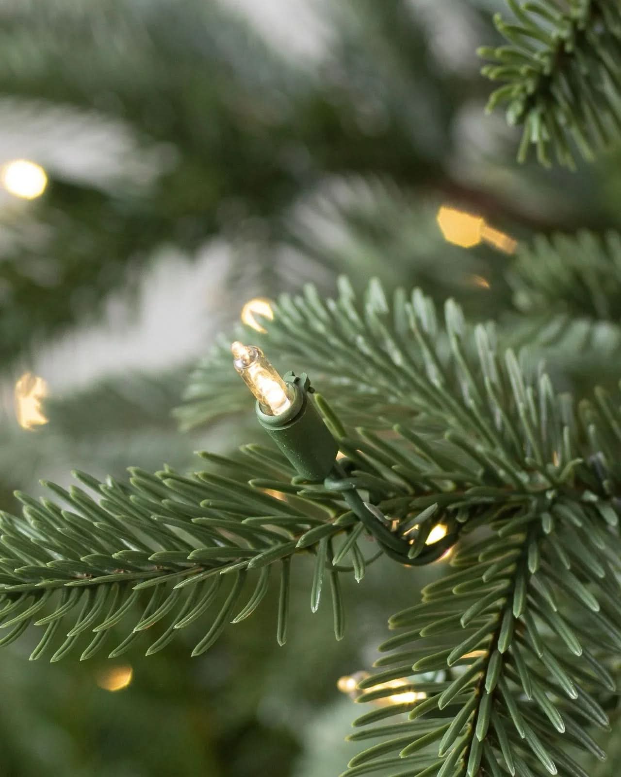 Árbol de Navidad European Fir con Ramas Articuladas, Base Metálica y Micro LEDs Integrados