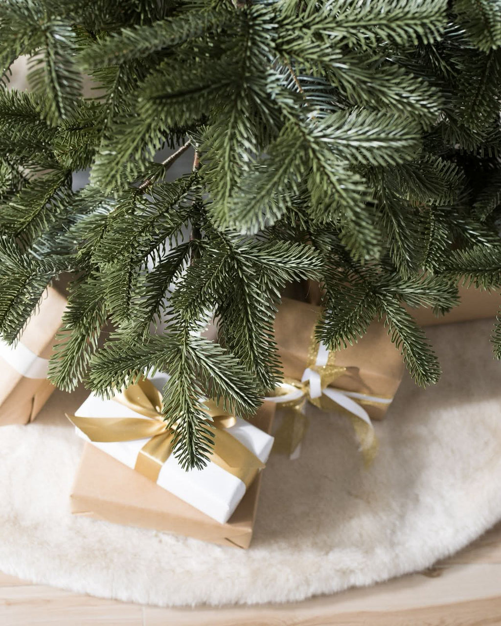 Árbol de Navidad European Fir con Ramas Articuladas, Base Metálica y Micro LEDs Integrados