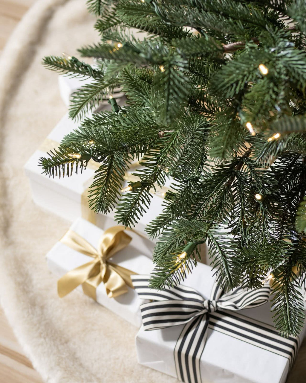 Árbol de Navidad European Fir con Ramas Articuladas, Base Metálica y Micro LEDs Integrados