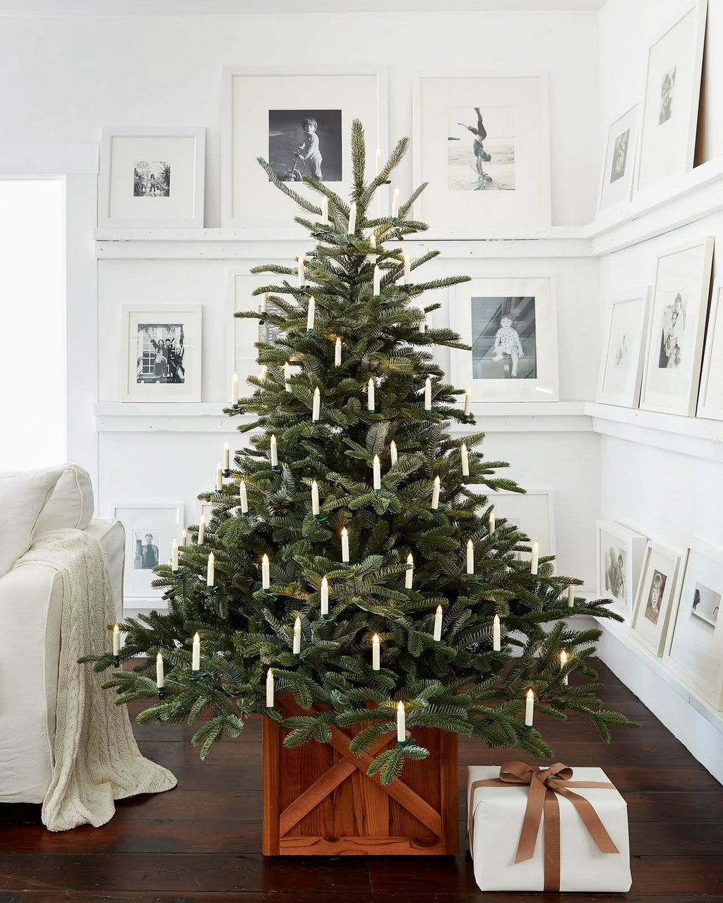 Árbol de Navidad European Fir con Ramas Articuladas, Base Metálica y Micro LEDs Integrados