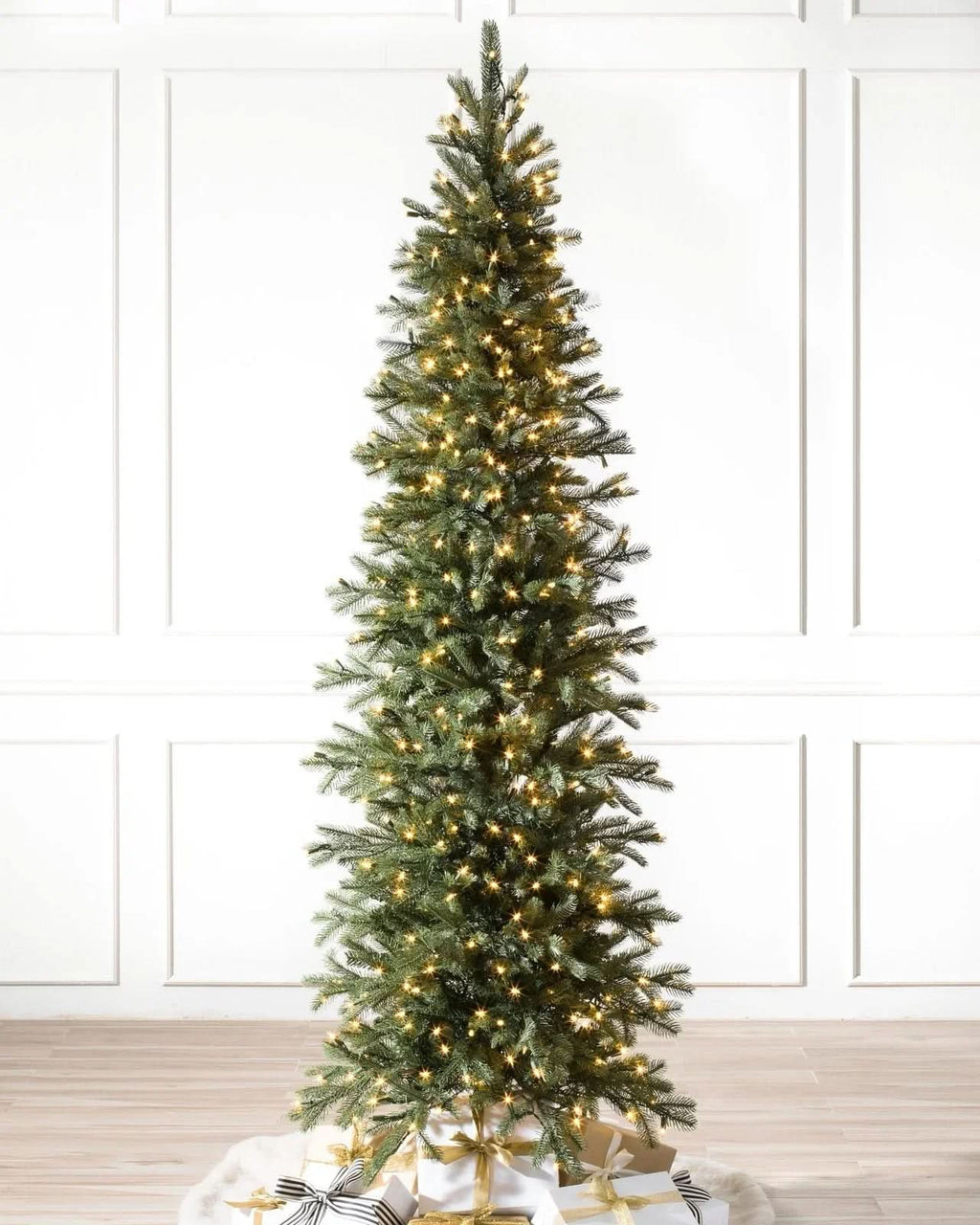 Árbol de Navidad Cathedral Fir Slim con Ramas Articuladas, Base Metálica y Micro LEDs Integrados