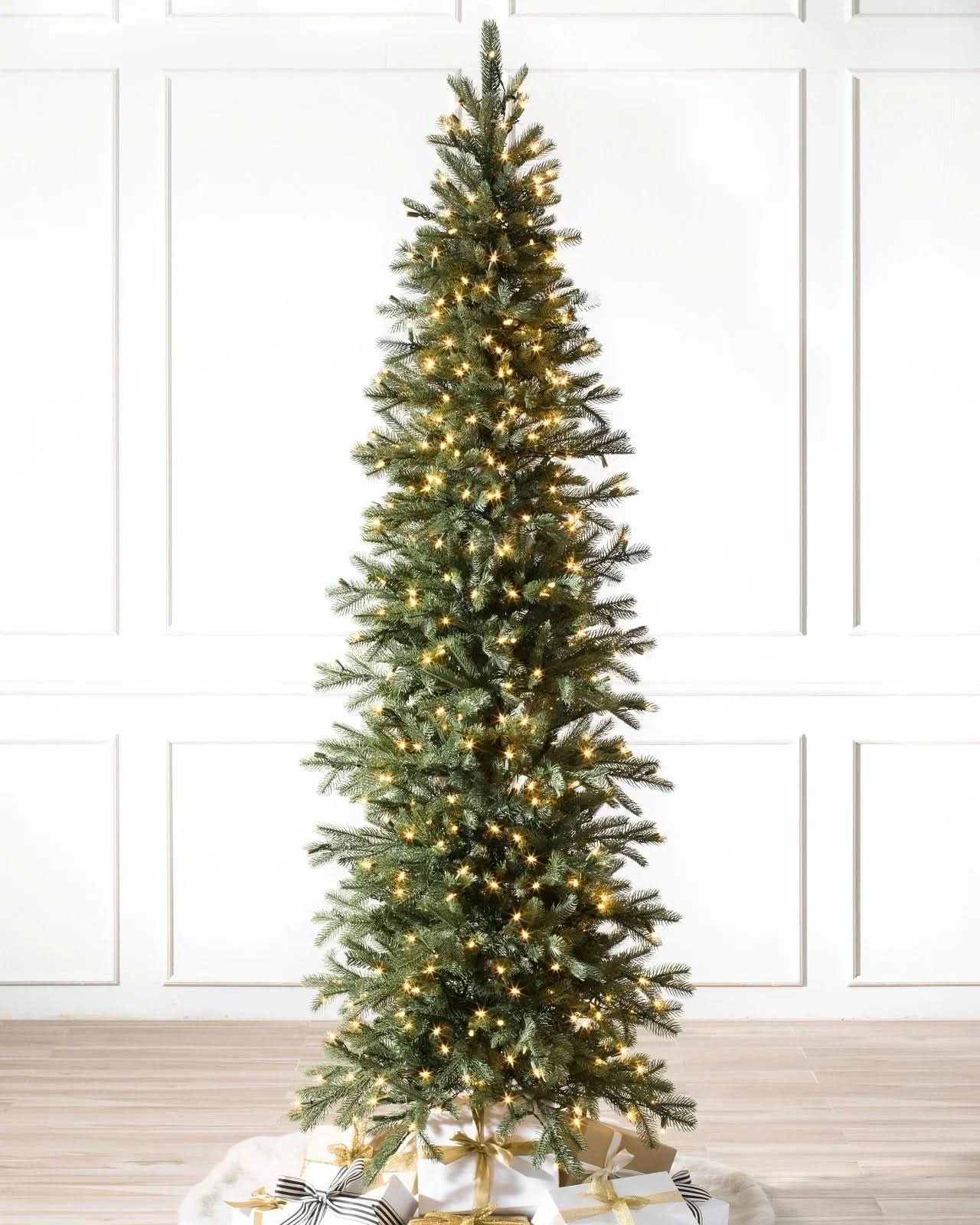 Árbol de Navidad Cathedral Fir Slim con Ramas Articuladas, Base Metálica y Micro LEDs Integrados