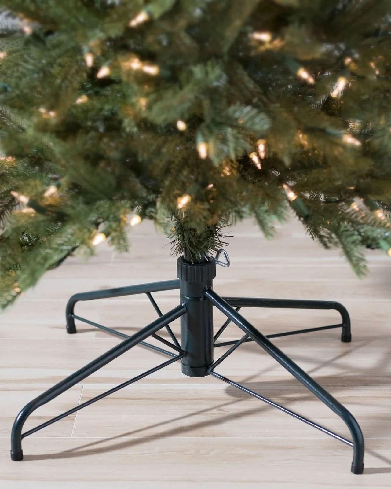 Árbol de Navidad Cathedral Fir Slim con Ramas Articuladas, Base Metálica y Micro LEDs Integrados