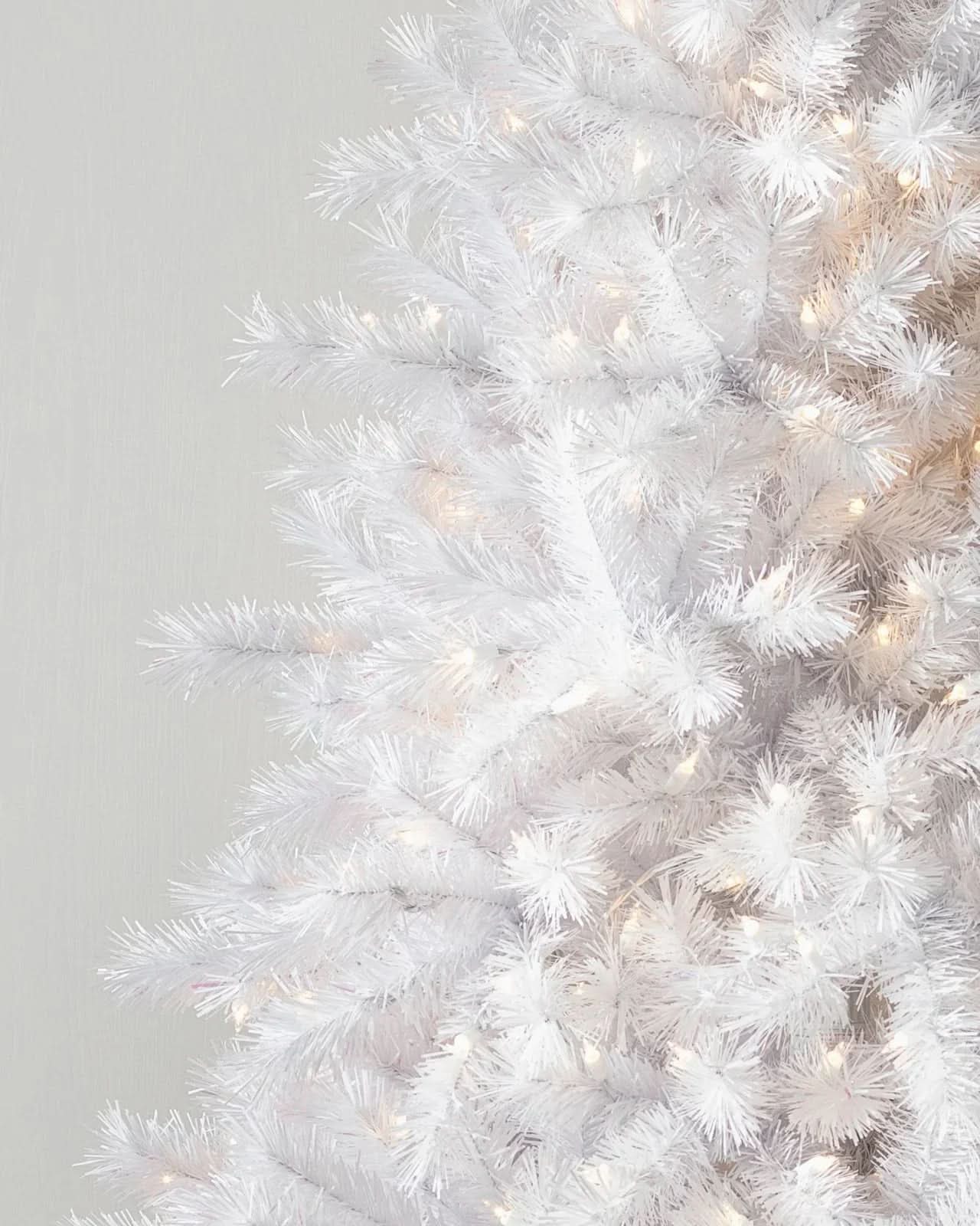 Árbol de Navidad Blanco Classic con Ramas Articuladas, Base Metálica y Micro LEDs Integrados