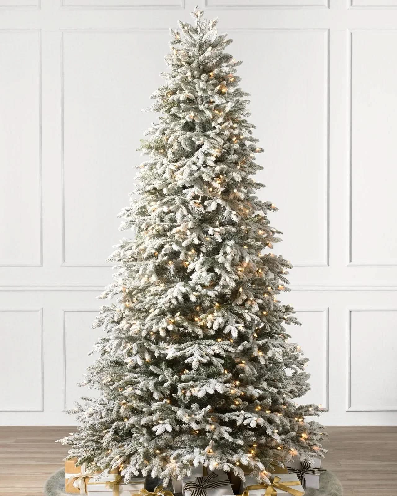 Árbol de Navidad Nevada Frosted Fraser con Ramas Articuladas, Soporte Metálico y Micro LEDs Integrados