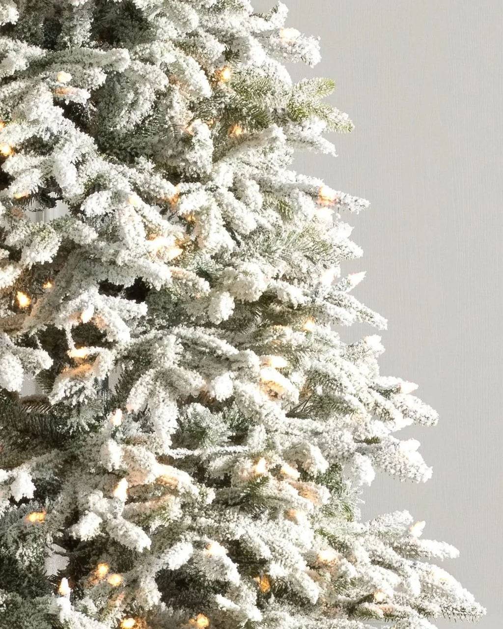 Árbol de Navidad Nevada Frosted Fraser con Ramas Articuladas, Soporte Metálico y Micro LEDs Integrados