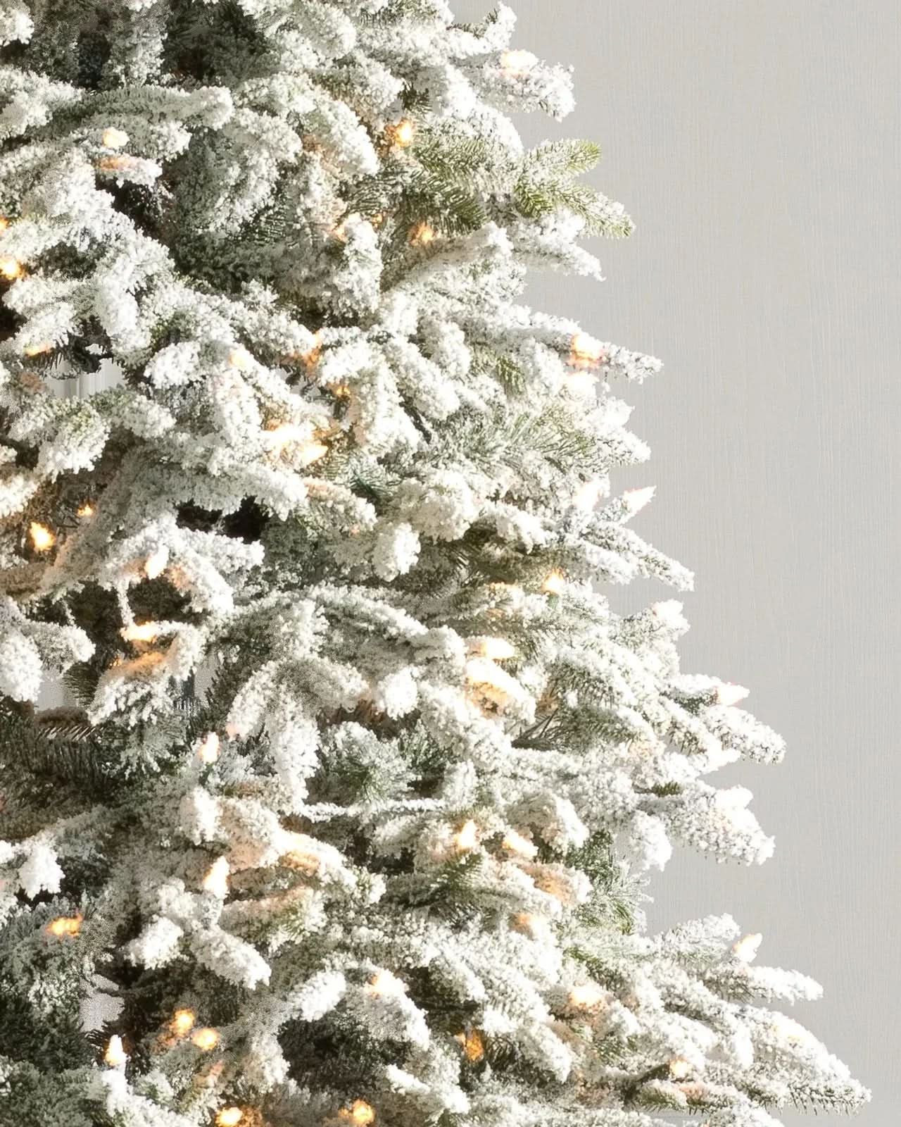Árbol de Navidad Nevada Frosted Fraser con Ramas Articuladas, Soporte Metálico y Micro LEDs Integrados