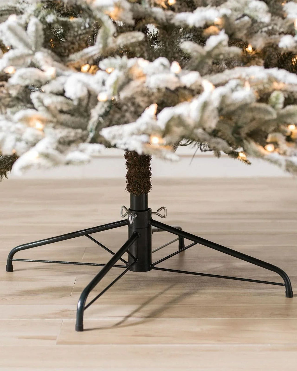Árbol de Navidad Nevada Frosted Fraser con Ramas Articuladas, Soporte Metálico y Micro LEDs Integrados
