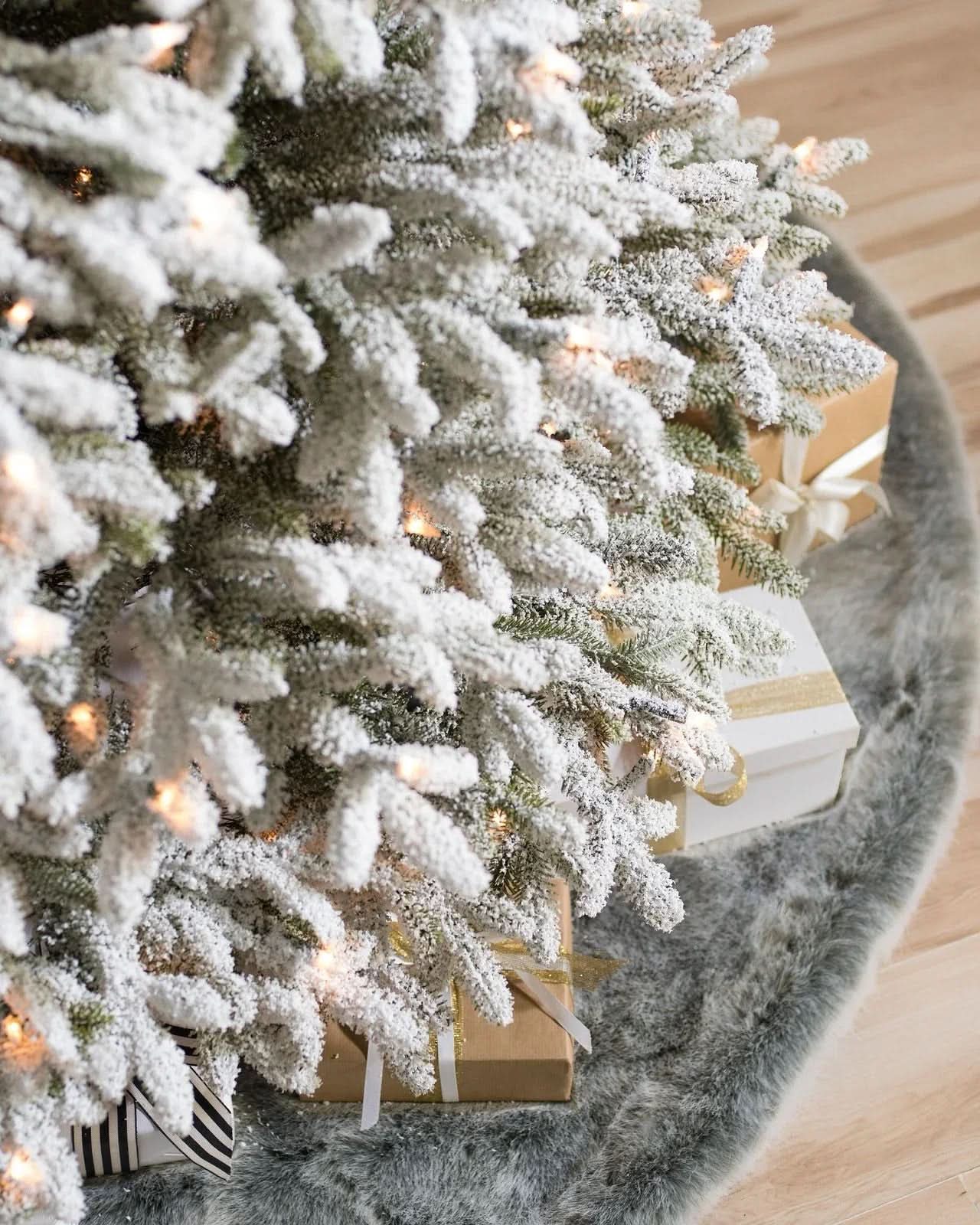 Árbol de Navidad Nevada Frosted Fraser con Ramas Articuladas, Soporte Metálico y Micro LEDs Integrados