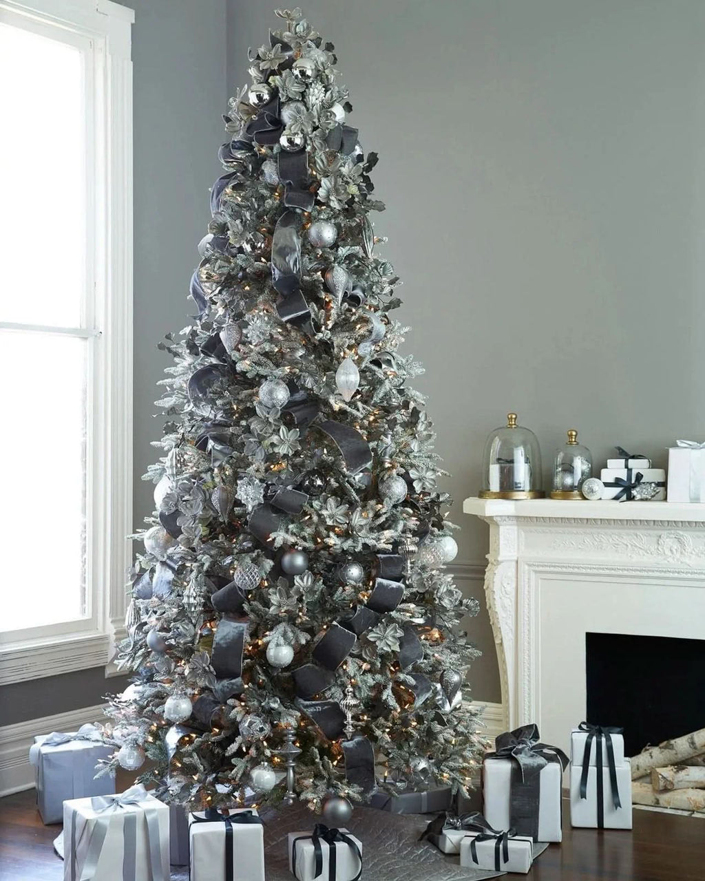 Árbol de Navidad Nevada Frosted Fraser con Ramas Articuladas, Soporte Metálico y Micro LEDs Integrados