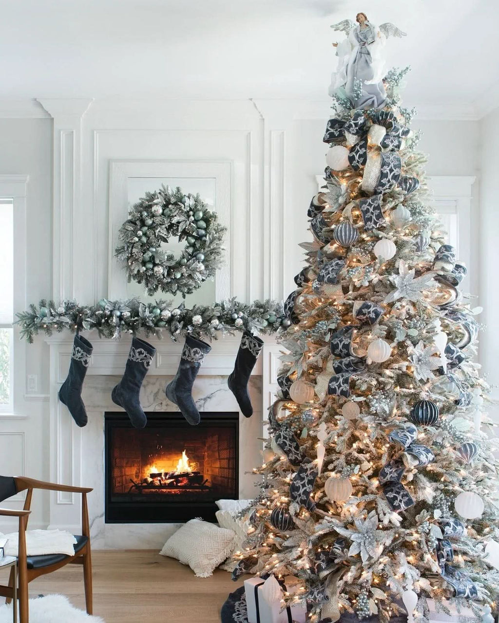 Árbol de Navidad Nevada Frosted Fraser con Ramas Articuladas, Soporte Metálico y Micro LEDs Integrados