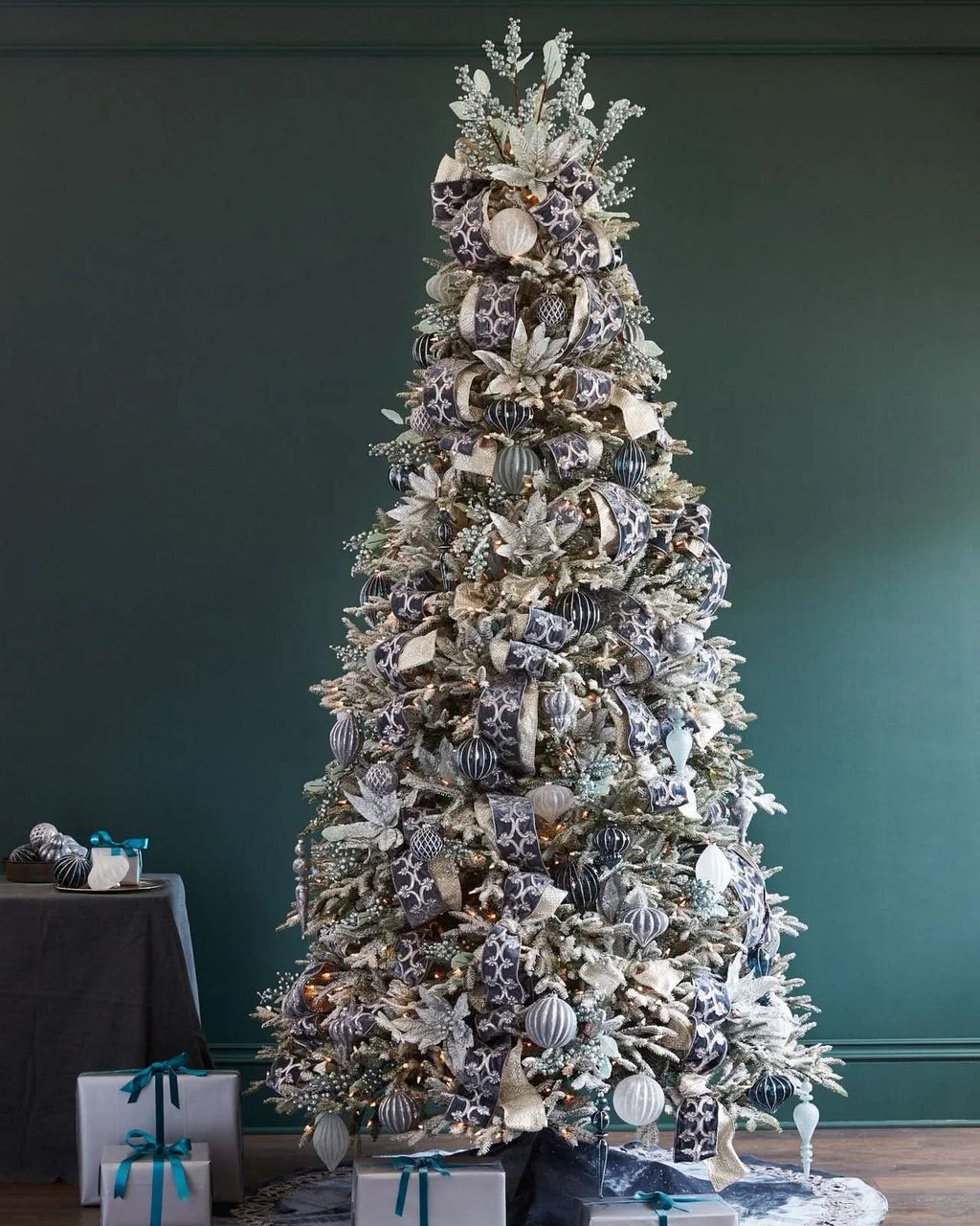 Árbol de Navidad Nevada Frosted Fraser con Ramas Articuladas, Soporte Metálico y Micro LEDs Integrados