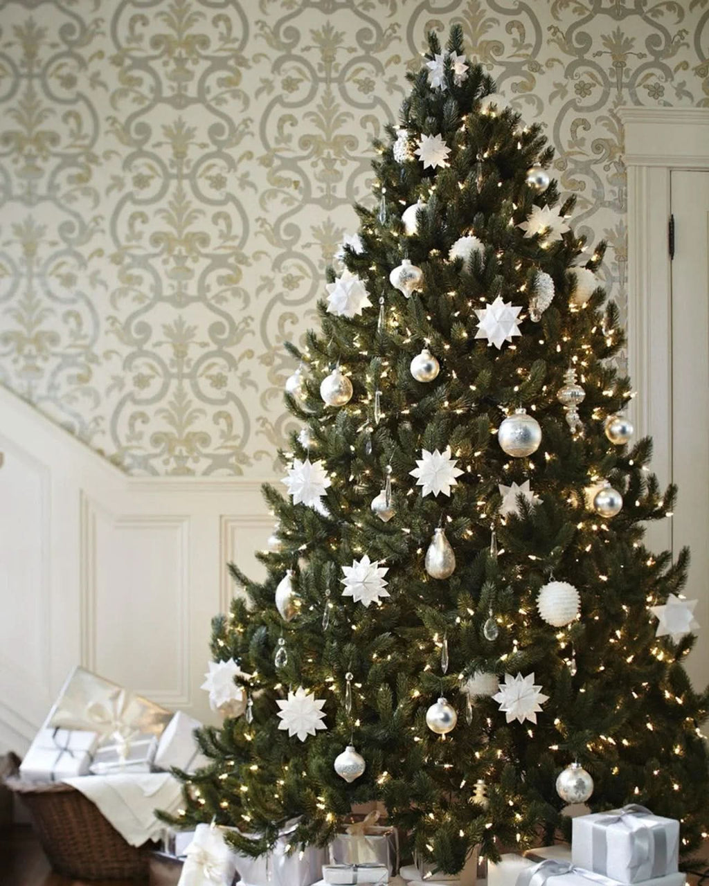 Árbol de Navidad Vermont White Spruce con Ramas Articuladas, Soporte Metálico y Micro LEDs Integrados