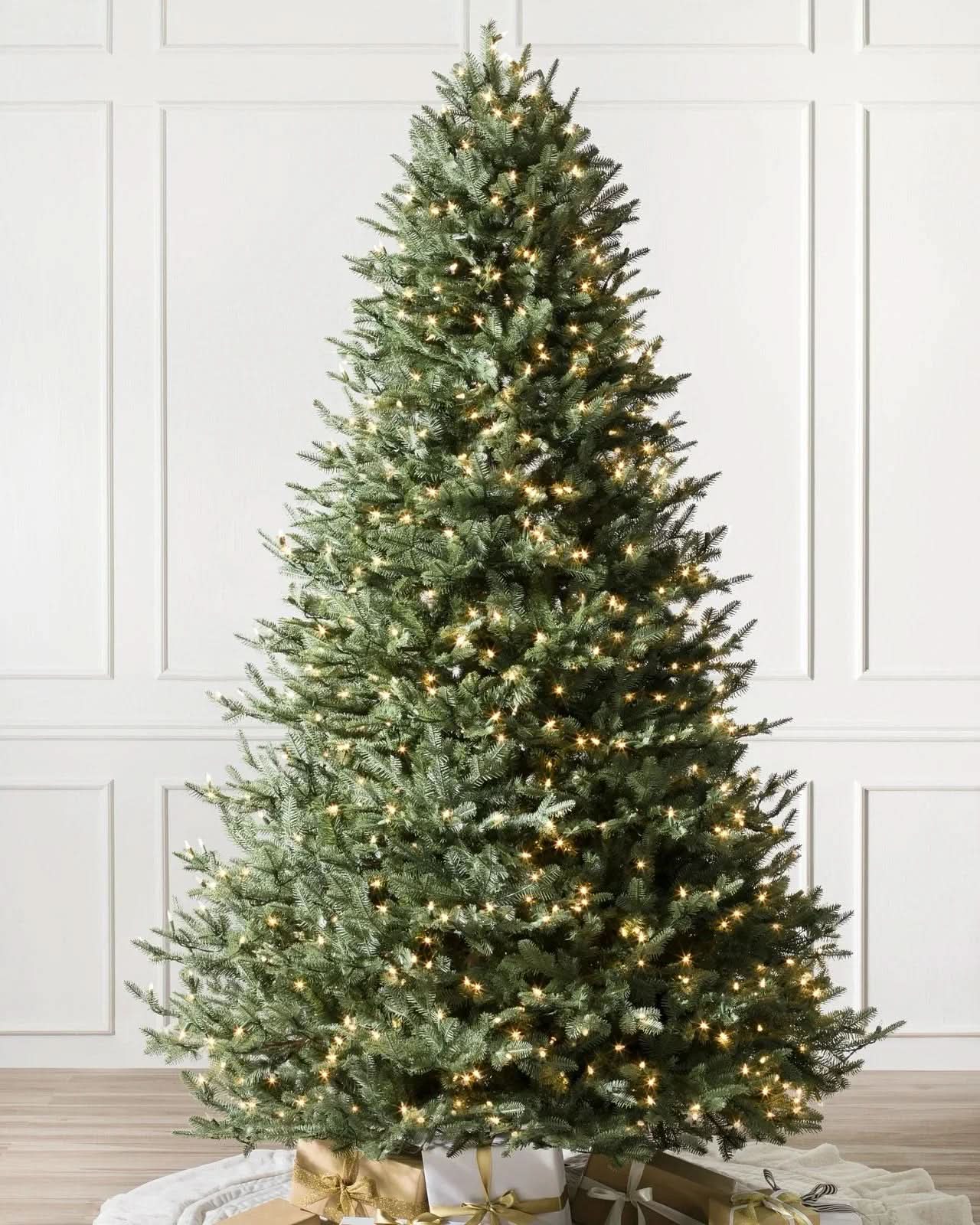 Árbol de Navidad White Spruce Verde con Ramas Articuladas, Base Metálica y Micro LEDs Integrados