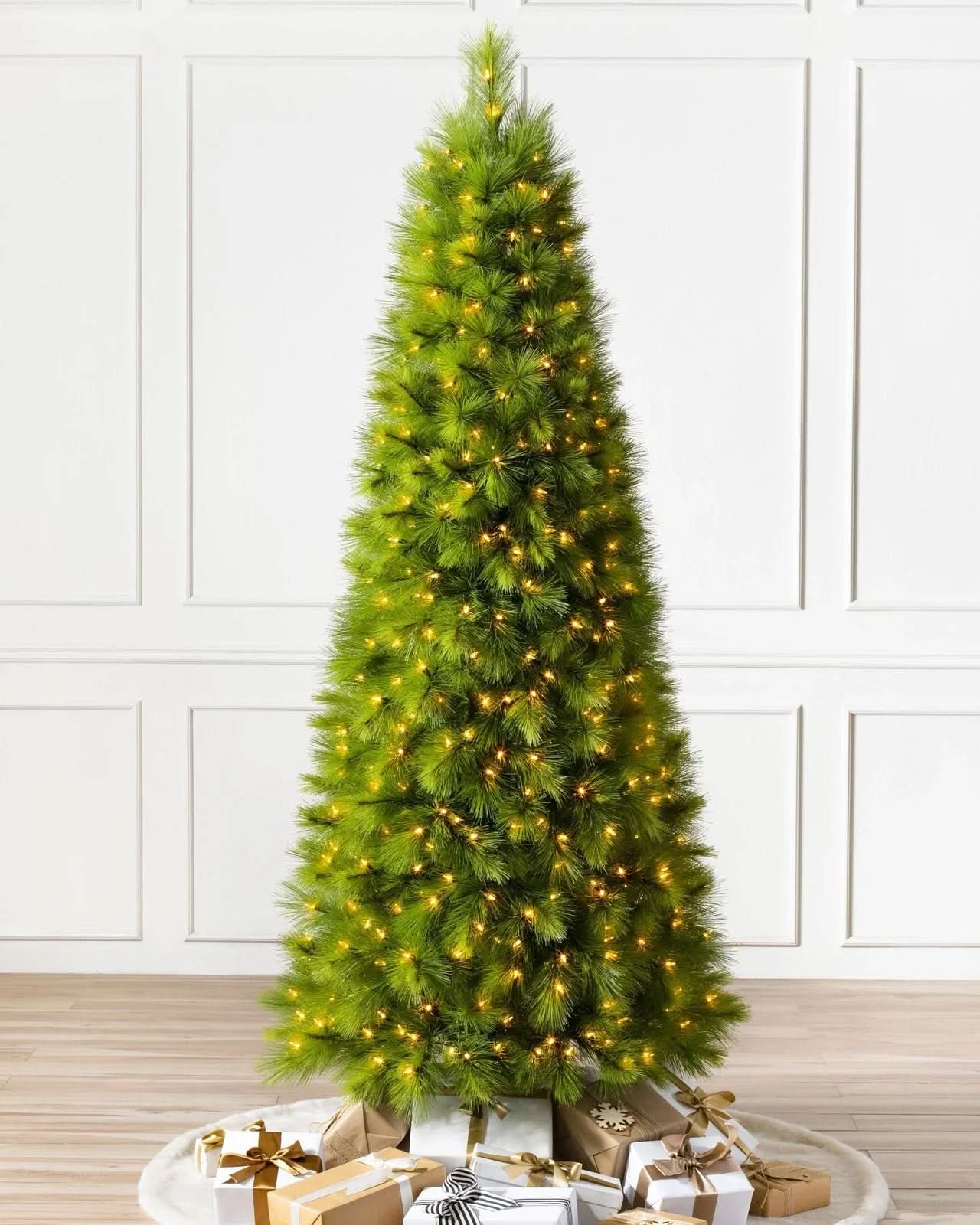 Árbol de Navidad Monterey Pine Slim con Ramas Articuladas, Base Metálica y Micro LEDs Integrados