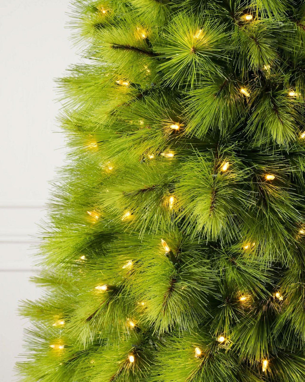 Árbol de Navidad Monterey Pine Slim con Ramas Articuladas, Base Metálica y Micro LEDs Integrados
