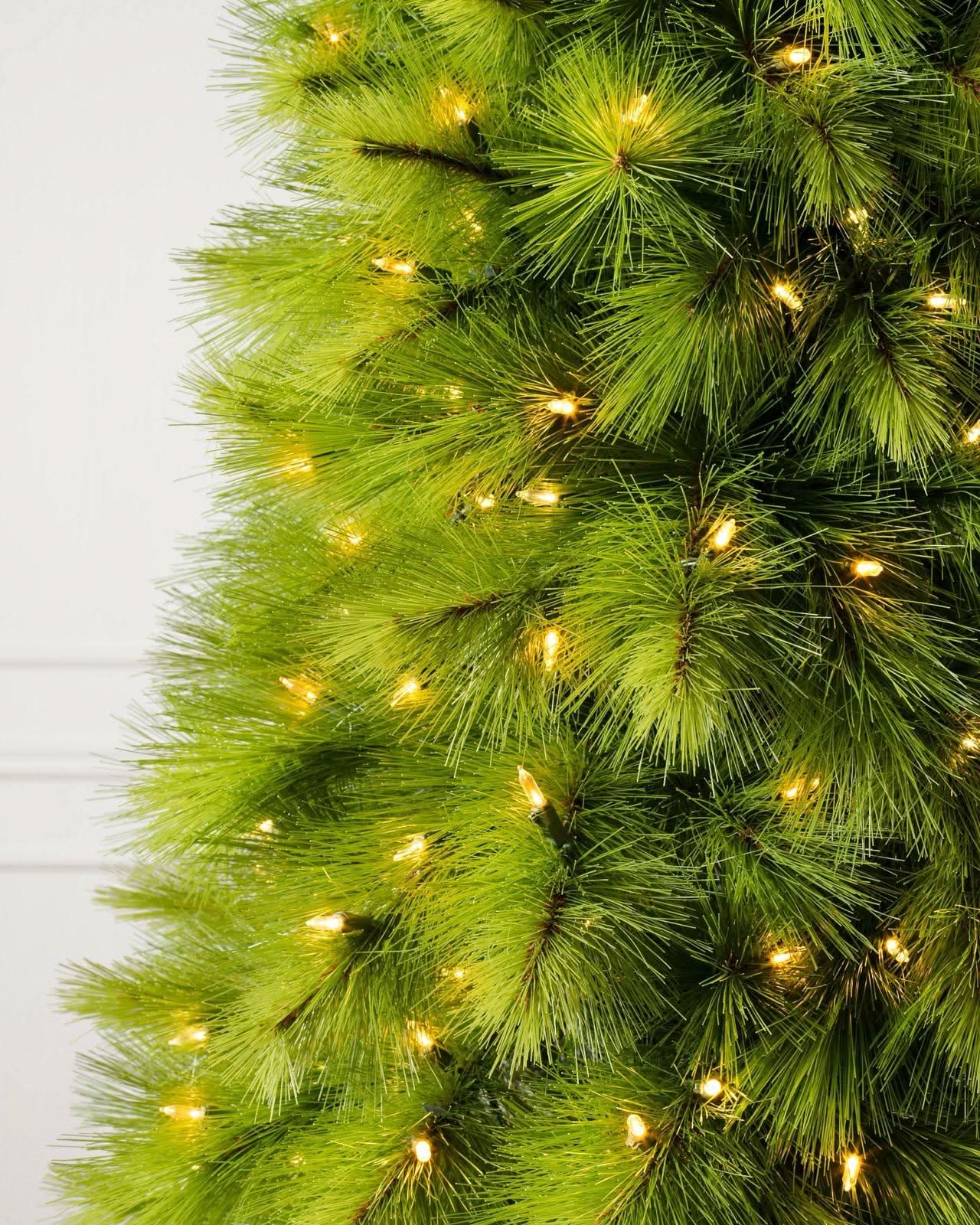 Árbol de Navidad Monterey Pine Slim con Ramas Articuladas, Base Metálica y Micro LEDs Integrados