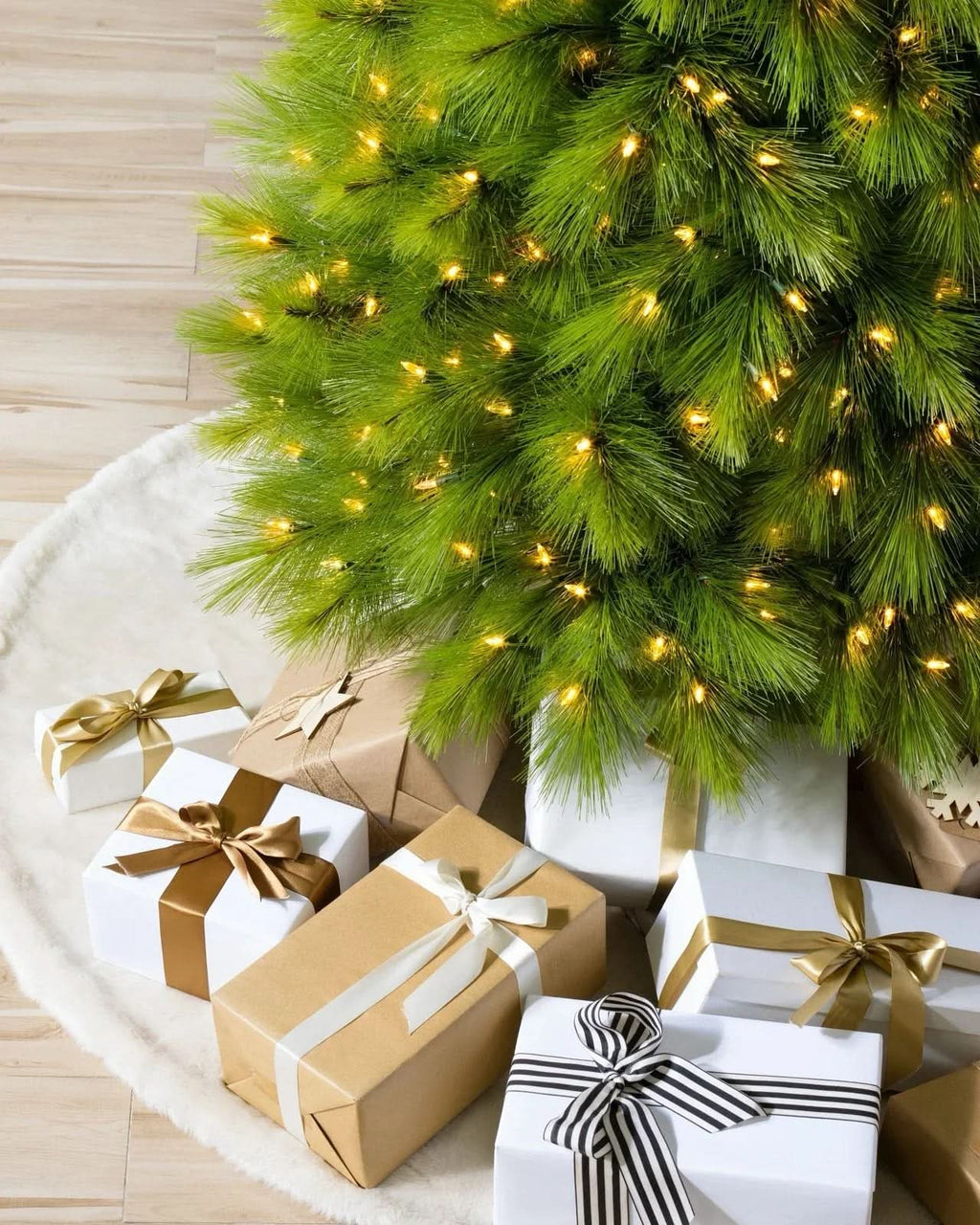 Árbol de Navidad Monterey Pine Slim con Ramas Articuladas, Base Metálica y Micro LEDs Integrados