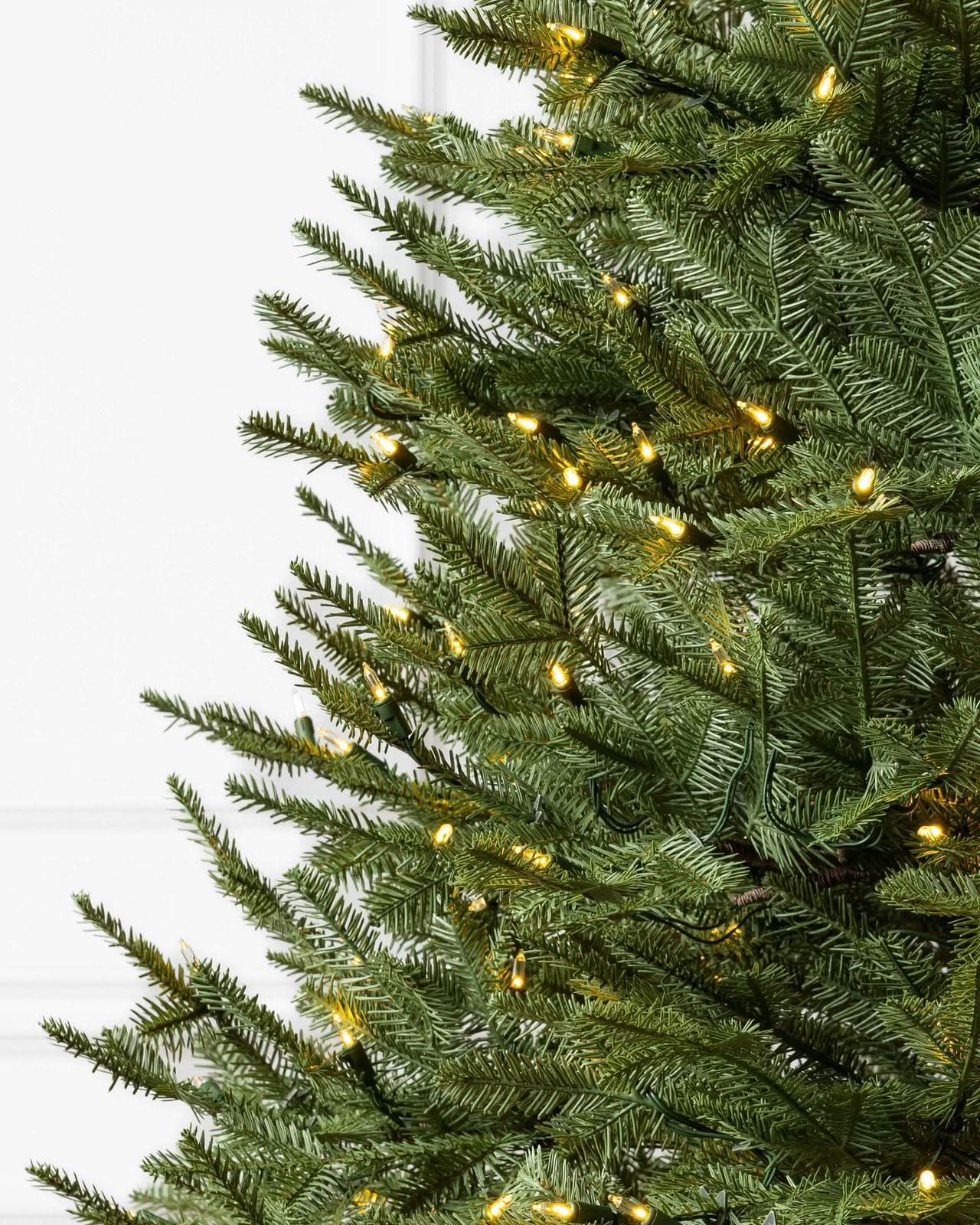 Árbol de Navidad Verde Premium con Ramas Articuladas, Base Metálica y Micro LEDs Integrados