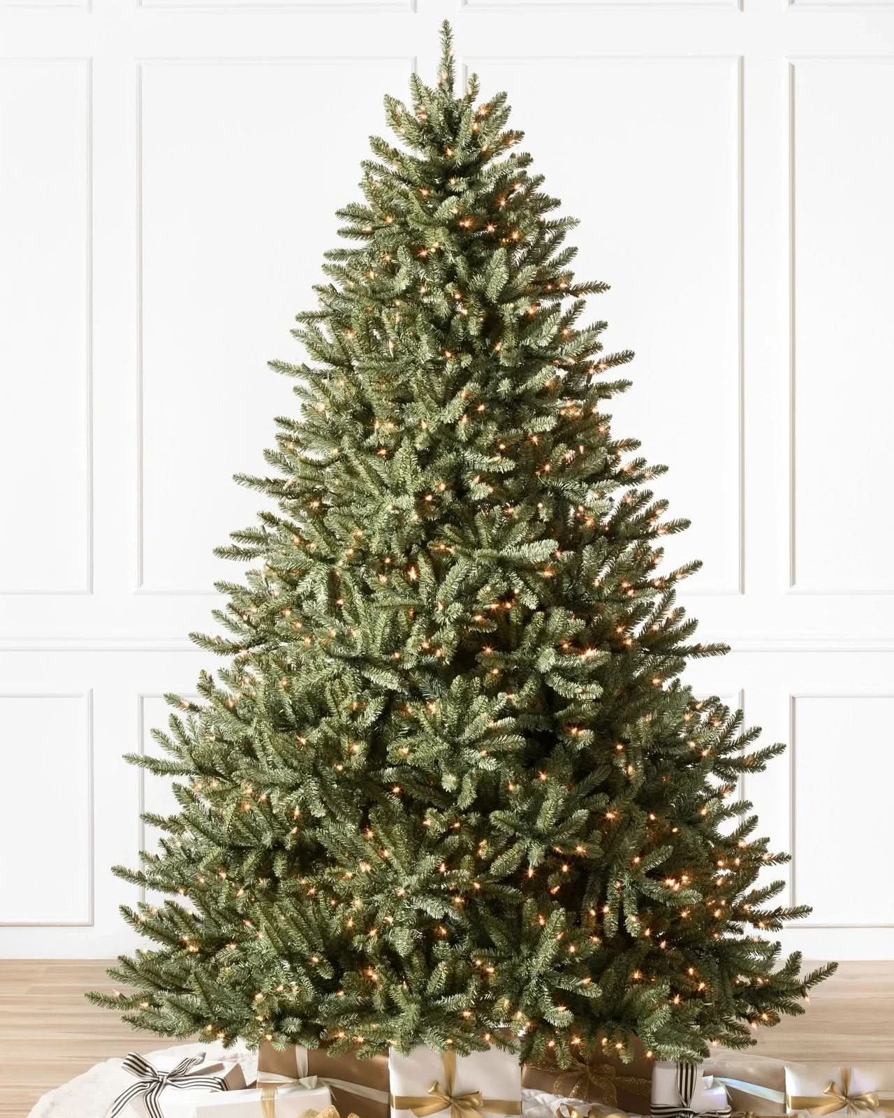 Árbol de Navidad Classic Blue Spruce con ramas articuladas, soporte metálico y micro LEDs incorporados.