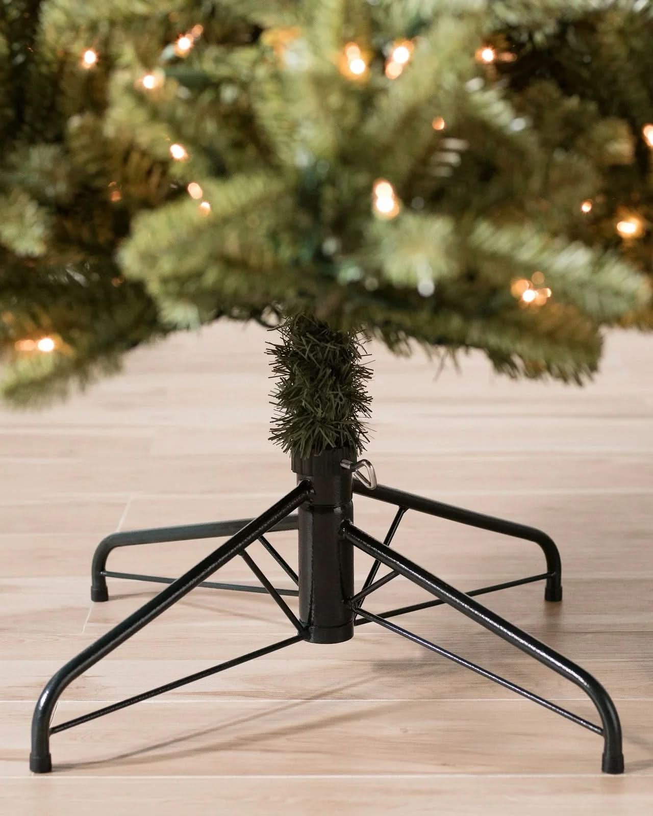 Árbol de Navidad Classic Blue Spruce con ramas articuladas, soporte metálico y micro LEDs incorporados.