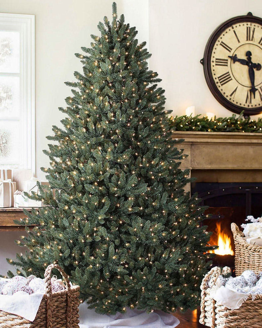 Árbol de Navidad Classic Blue Spruce con ramas articuladas, soporte metálico y micro LEDs incorporados.