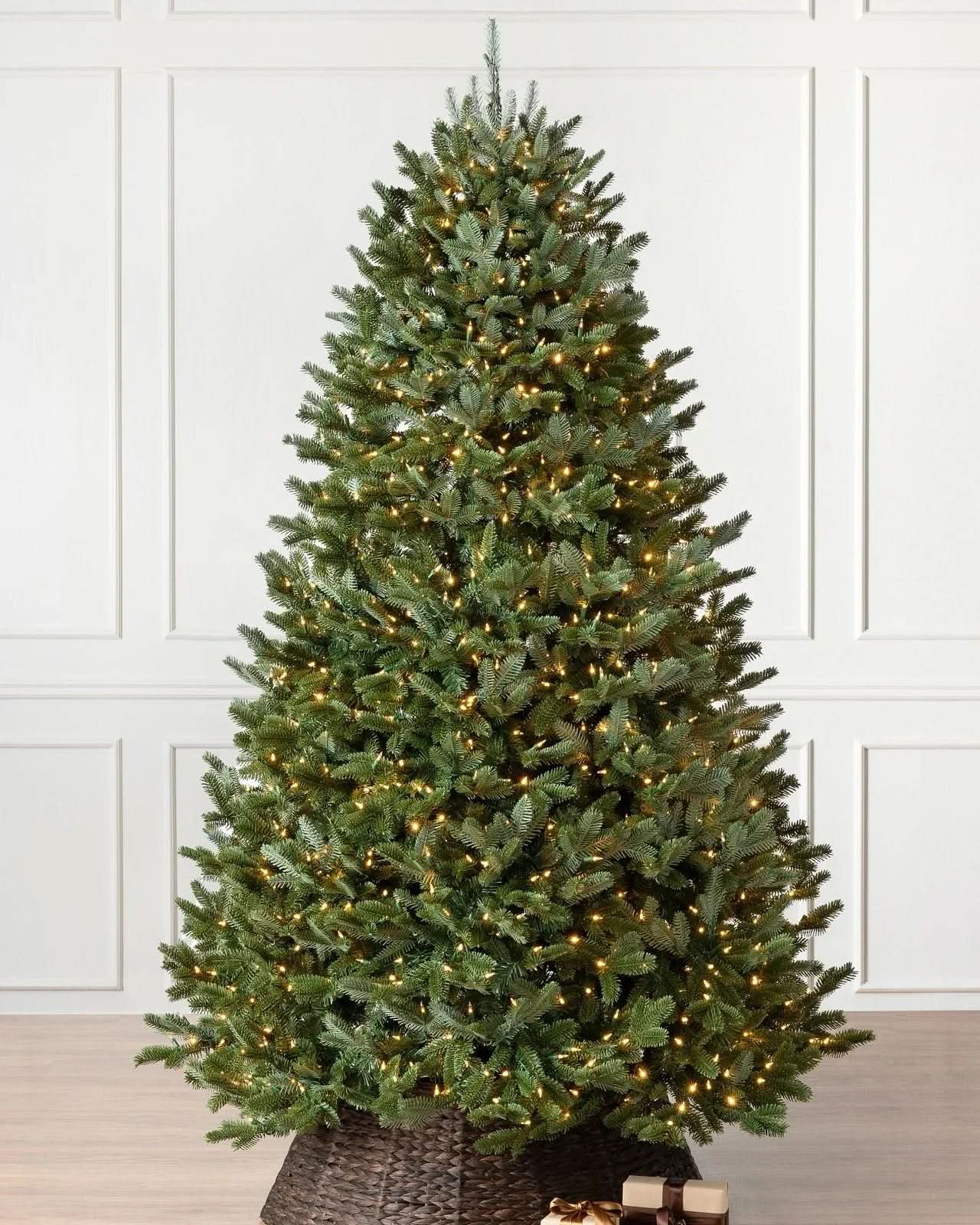 Árbol de Navidad Verde Tradicional con Ramas Articuladas, Soporte Metálico y Micro LEDs Incorporados