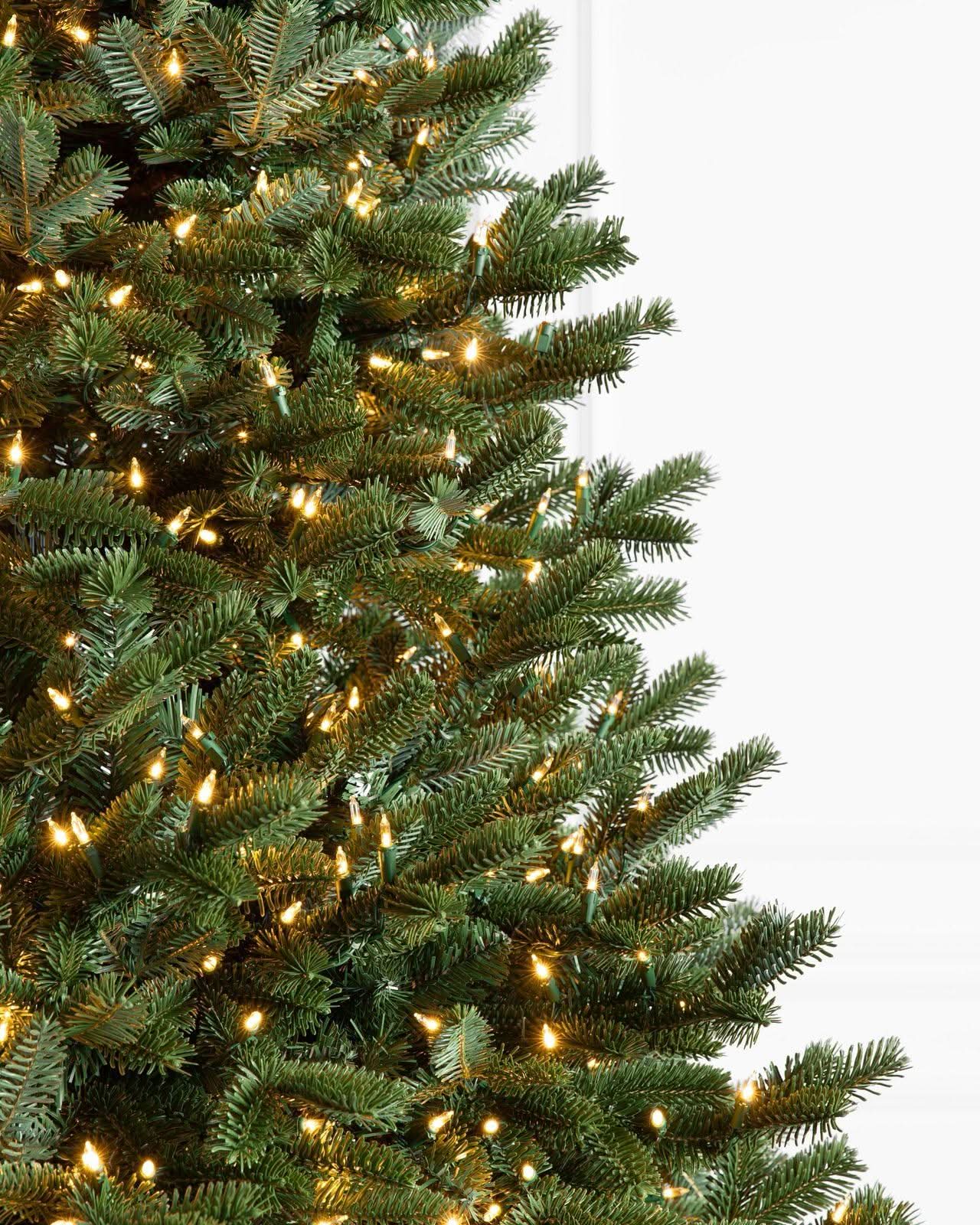 Árbol de Navidad Verde Tradicional con Ramas Articuladas, Soporte Metálico y Micro LEDs Incorporados