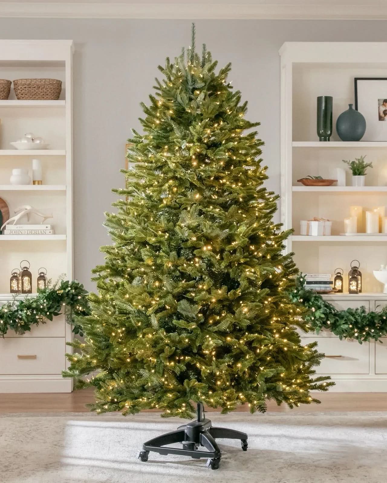 Árbol de Navidad Verde Premium con Ramas Articuladas, Soporte Metálico con Ruedas y Micro LEDs Incorporados