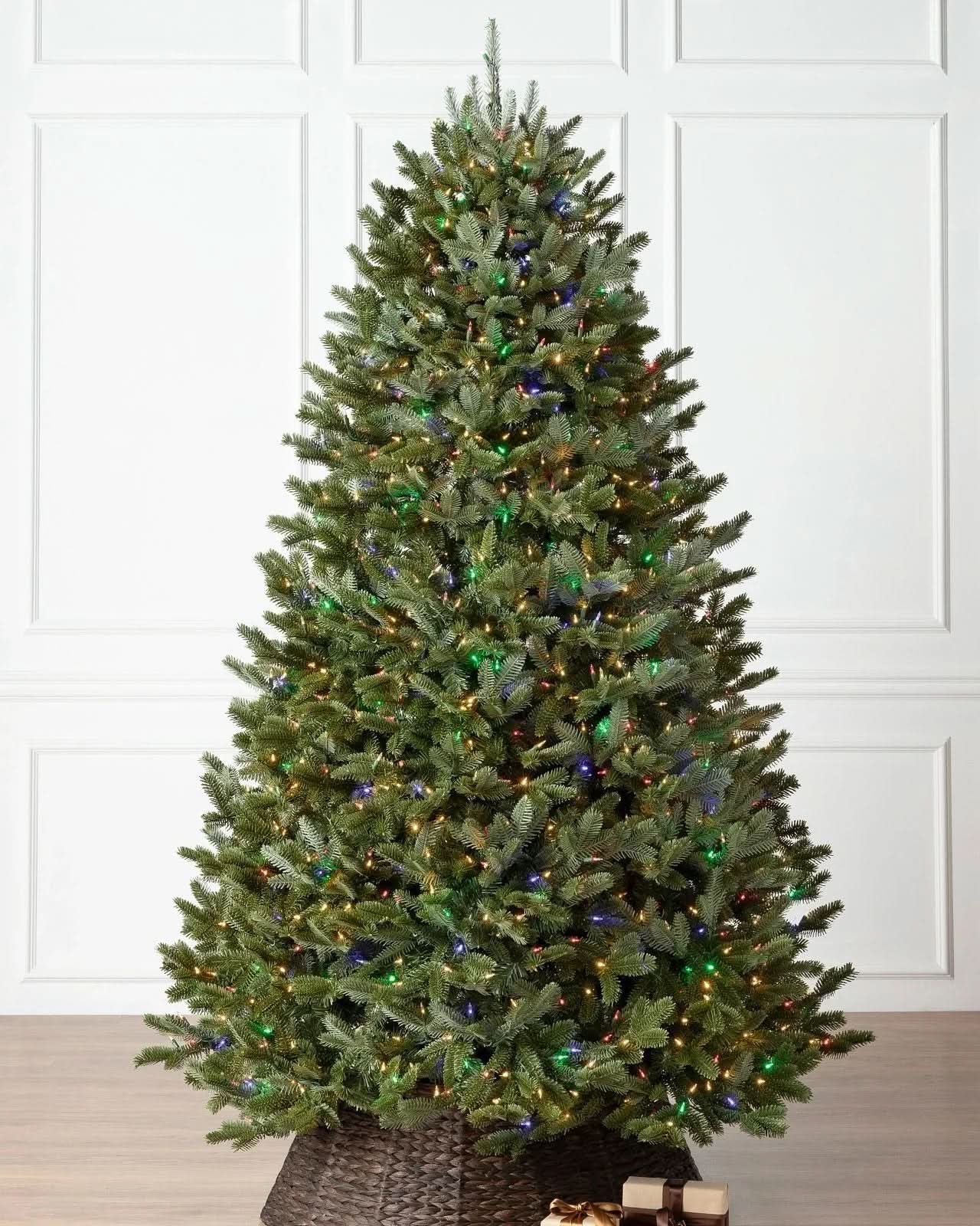 Árbol de Navidad Fraser Fir con Ramas Articuladas, Base Metálica y Luces LED de Colores Integradas